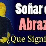Abrazos inesperados en la oscuridad: sentir que te abrazan por la espalda mientras duermes