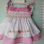 Adorables vestidos de bebé tejidos a mano en suaves puntos