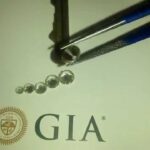 Anillo de compromiso con diamante delicado: la elegancia en la sutileza