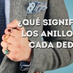 Anillo de compromiso en la mano del novio: un símbolo de amor eterno