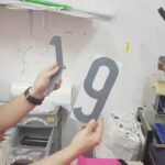 Colocación adecuada de nombre y número en camisetas de fútbol con llamada a la acción Aprende dónde ubicarlos correctamente