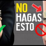 Combinando estilo y funcionalidad: la tendencia del reloj y pulsera en la misma mano