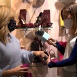 Complementos elegantes y a juego: zapatos y bolsos para madrina de boda