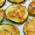 Crema de calabacín con crujientes de pan y queso receta fácil