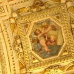 Descubre la historia oculta detrás del Palacio de la Santa Cruz