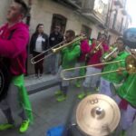 Descubre las mejores canciones de charanga para animar tus pasacalles