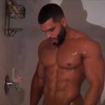 Desnudos bajo el agua: Hombres en la ducha