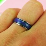 El misterioso significado detrás del color azul en el anillo del humor