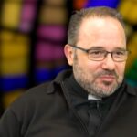 El significado del regalo de romero de una gitana y cómo responder