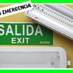 ¿Es necesario mantener la luz de emergencia siempre conectada a la corriente eléctrica?