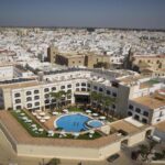 Hospédate en el encantador Duque de Nájera Hotel y disfruta de la belleza de la Costa de la Luz