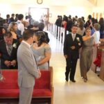 La emotiva llegada de la madre de la novia al altar: un momento inolvidable