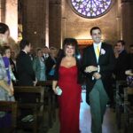 La entrada del novio y la madrina: un momento emocionante y significativo en la boda