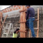 Listón de madera en construcción uso y técnica de albañiles y soladores
