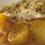 Merluza al horno con patatas y cebolla receta fácil y deliciosa