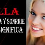 ¿Qué significa cuando alguien te mira y sonríe?