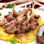 Receta de chuletas de cordero al horno con patatas y pimientos