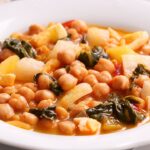 Receta de garbanzos con bacalao y espinacas ¡Fácil y deliciosa!